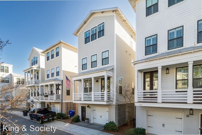 Building Photo - 3 br, 3.5 bath House - 982 Key Colony Court