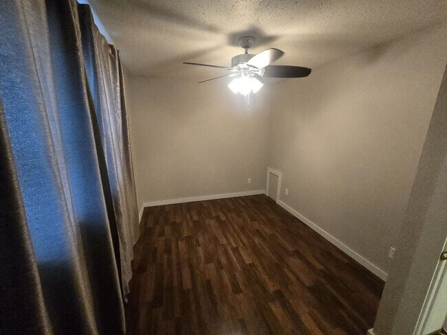 Foto del edificio - Townhome available NOW!