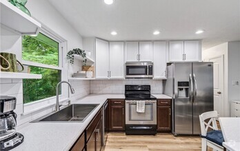 Building Photo - 3811 Edgepark Dr