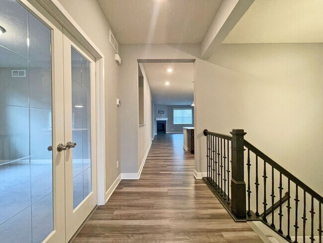 Foto del edificio - Sparkling, SPACIOUS Like-New Home with 3 B...