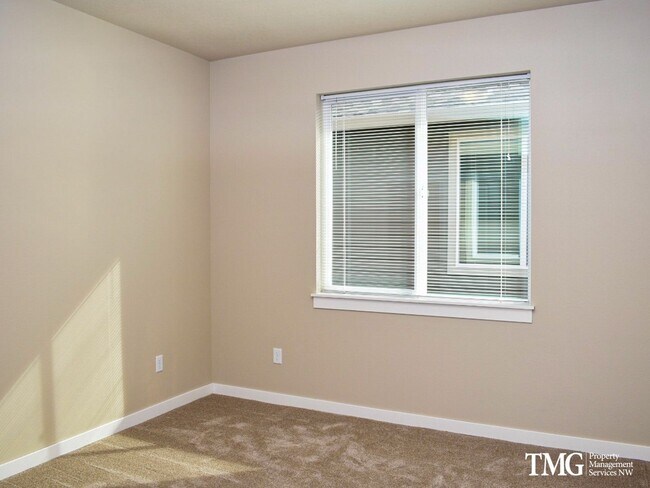Foto del edificio - 2BD Duplex in Great Washougal Location!  Beautiful Finishes!