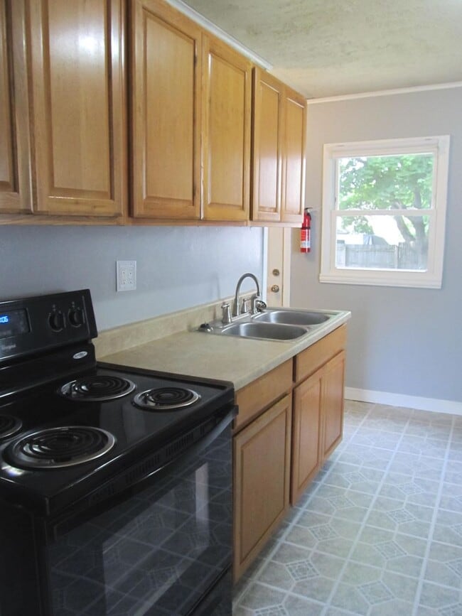 Building Photo - Two Bedroom Ranch in Westnedge Hill