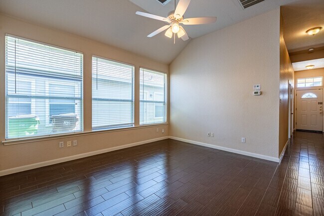 Foto del edificio - Recently Upgraded Beautiful 3 bedroom, 2 b...