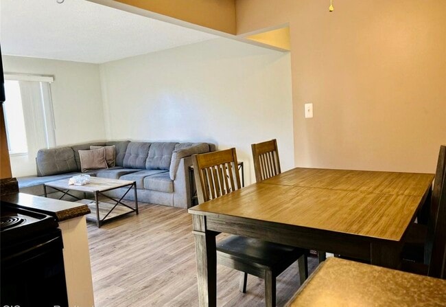 Building Photo - 1637 S Riverside Ave