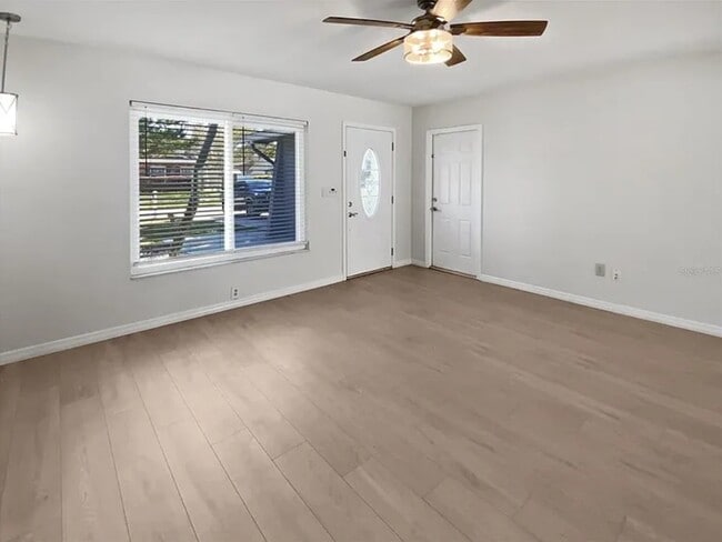 Building Photo - 1608 Amberlea Dr N