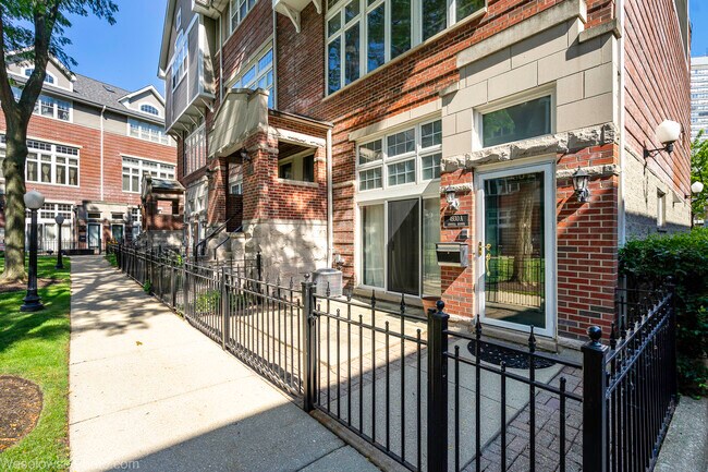 Foto del edificio - 4930 S Cornell Ave