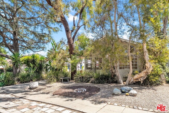 Building Photo - 2534 Wellesley Ave