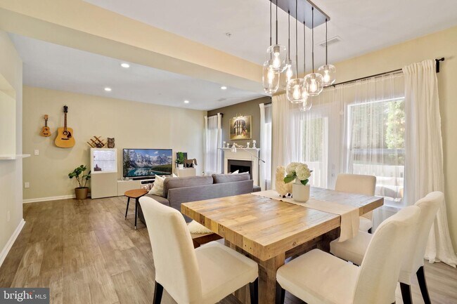 Building Photo - 14301 Grape Holly Grove