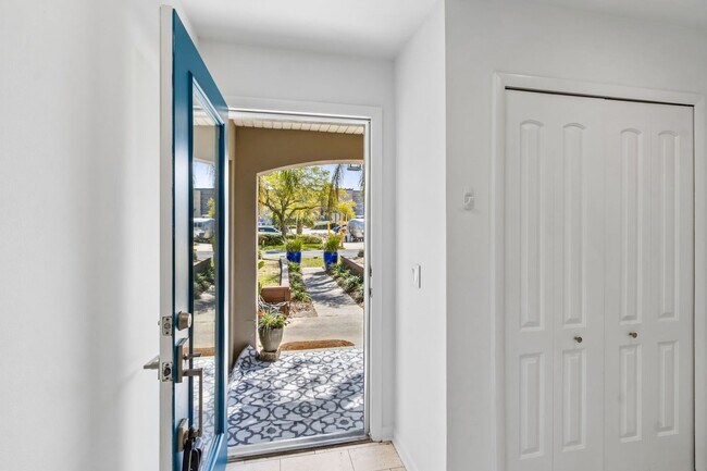Foto del edificio - Steps to the Ocean! 3/3, 2198sq', Ocean View, Furnished