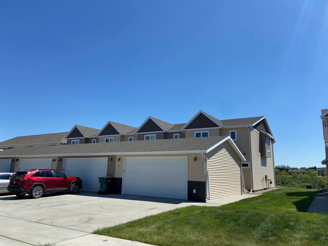 807 14th St SE, Mandan, ND 58554 Townhome Rentals in Mandan ND