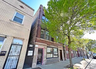 Building Photo - 3743 W Armitage Ave