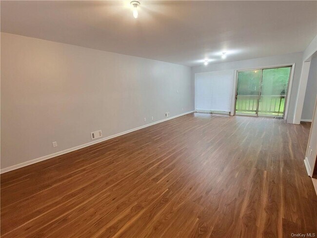 Building Photo - 11 Wood Ln