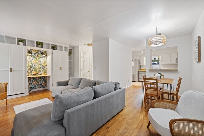 Building Photo - Park Flex Stays-Woodcroft Furnished Townhome! Utilities included - Available for variable term le...