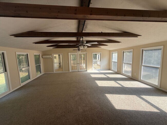 Foto del edificio - 593 Holbrook Rd