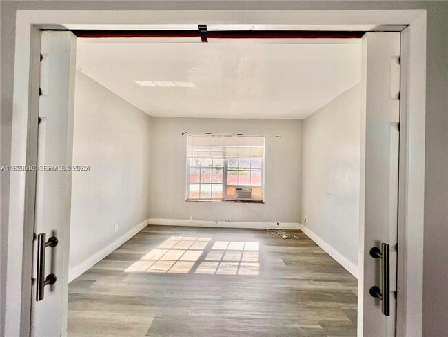 Foto del edificio - 6940 Bay Dr