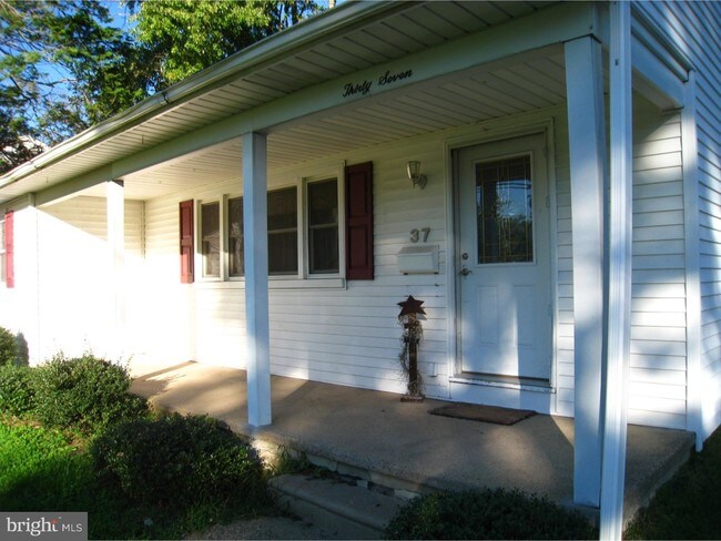 Foto del edificio - 37 Winding Way Rd