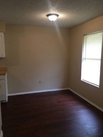 Building Photo - 329 Applewood Ln