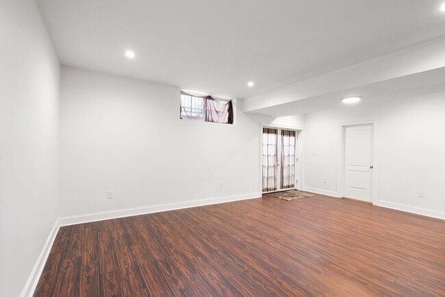 Building Photo - 7202 Pine Dr