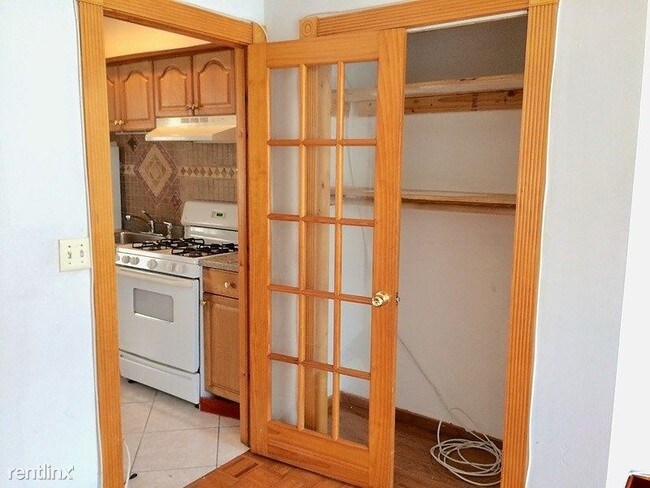 Building Photo - 1 br, 1 bath Apartment - 816 Seneca Avenue