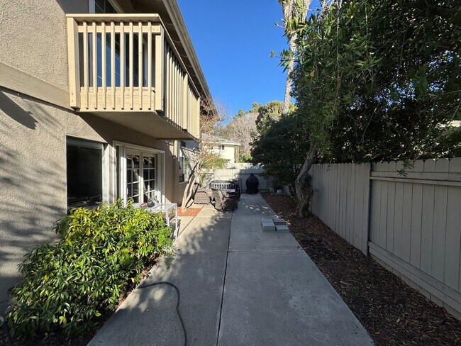 Foto del edificio - Coastal Living in Ventura Keys – 2 Bed, 2 Bath Downstairs Duplex with Backyard Retreat