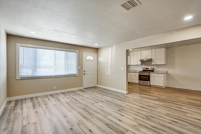 Foto del edificio - Beautifully Renovated 4 Bedroom Home with 3 Full Bathrooms!