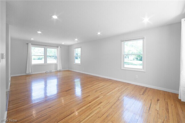Building Photo - 137 E Case Dr