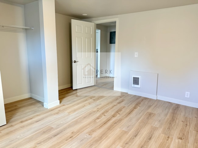 Building Photo - Upper and Lower Duplex in the heart of Renton