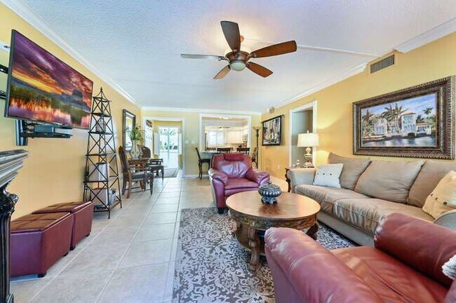 Building Photo - Charming 2-Bed, 2-Bath Condo with Lanai – ...