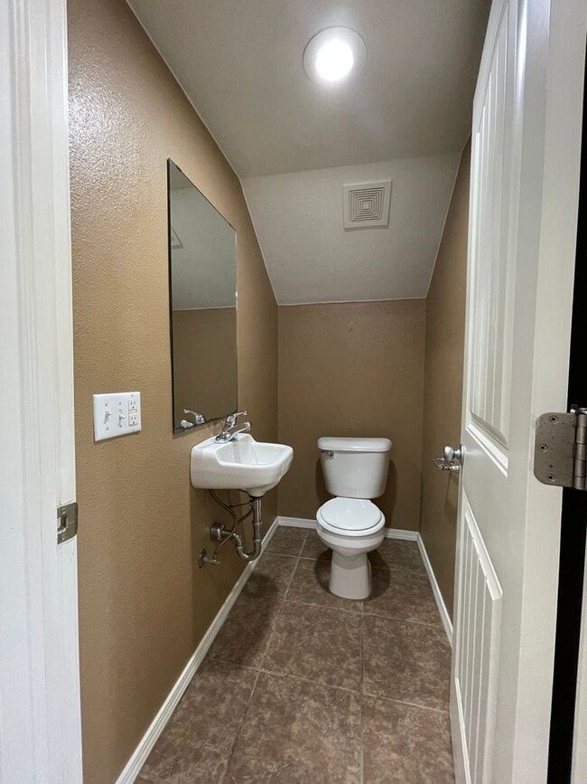 Building Photo - Spacious 3-Bed, 2.5-Bath Fourplex with Gar...