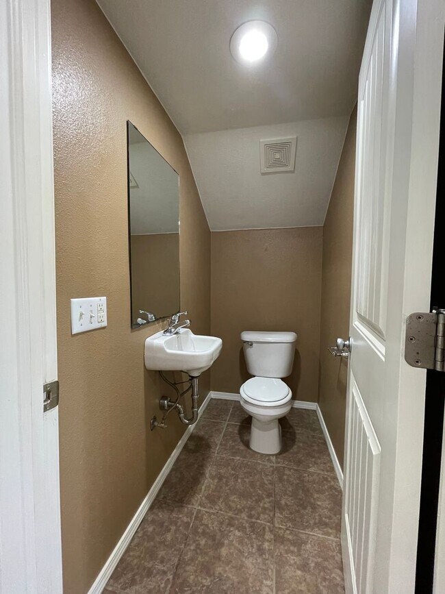 Foto del edificio - Spacious 3-Bed, 2.5-Bath Fourplex with Gar...