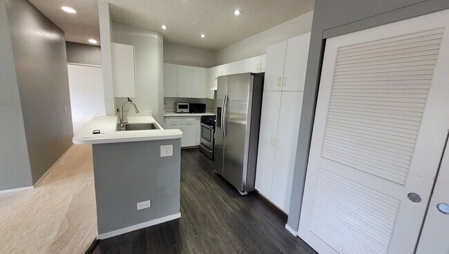 Foto del edificio - Centrally Located 2bd, 2bath, 2 pkg 1176sqft unit $2900