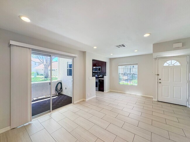 Foto del edificio - Beautifully updated 2 bed/2bath in the Sum...