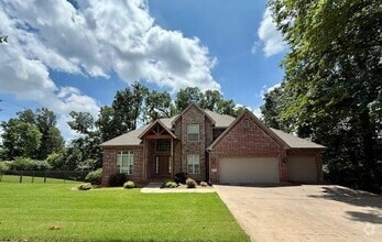 Building Photo - 201 NW Lasalle Dr