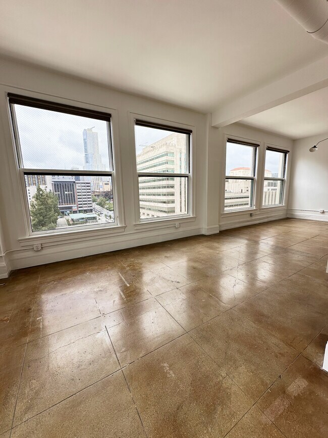 Foto del edificio - 108 W 2nd St
