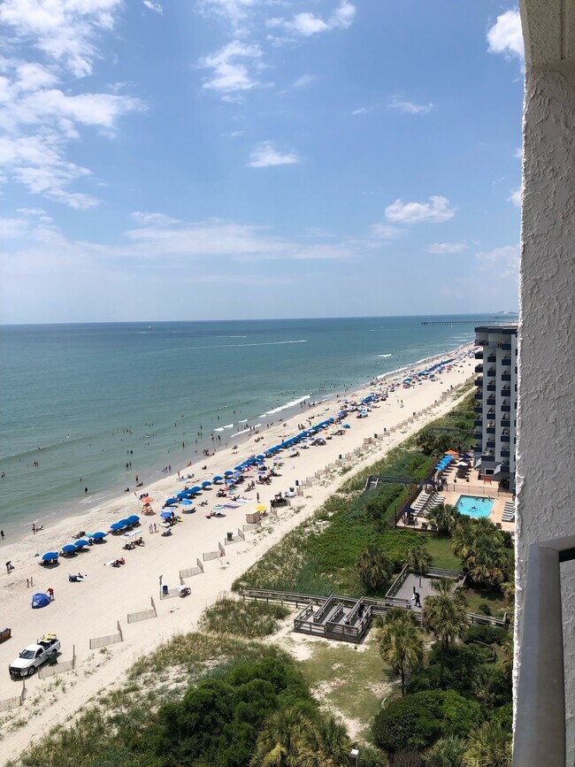 Vista hacia el sur desde el balcón del piso 12. - 1905 S Ocean Blvd