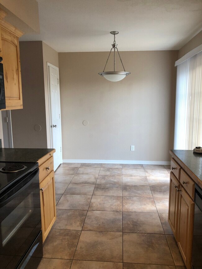 kitchen/dining room - 345 Princess Plz