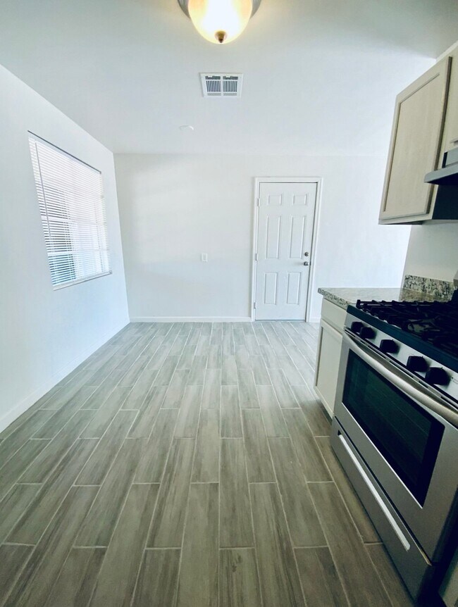 Foto del edificio - 310 N 2nd Pl