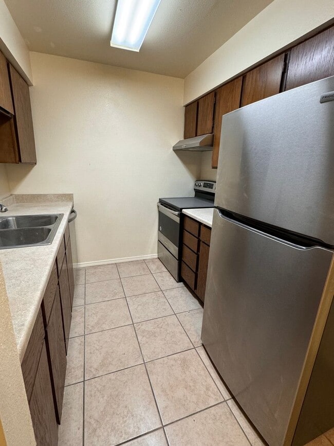 Foto del edificio - Charming 2 bedroom, 2  bath townhome in desirable area near a Golf Course & a greenspace. Two pat...