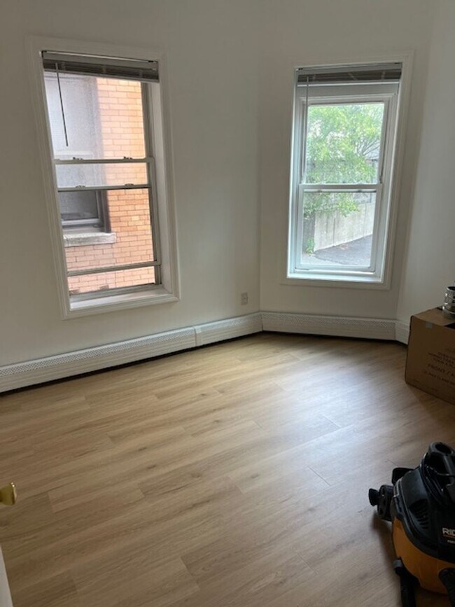 Foto del edificio - Pet Friendly Renovated Brookline Gem with Laundry in Unit and 1 Parking is a steal!