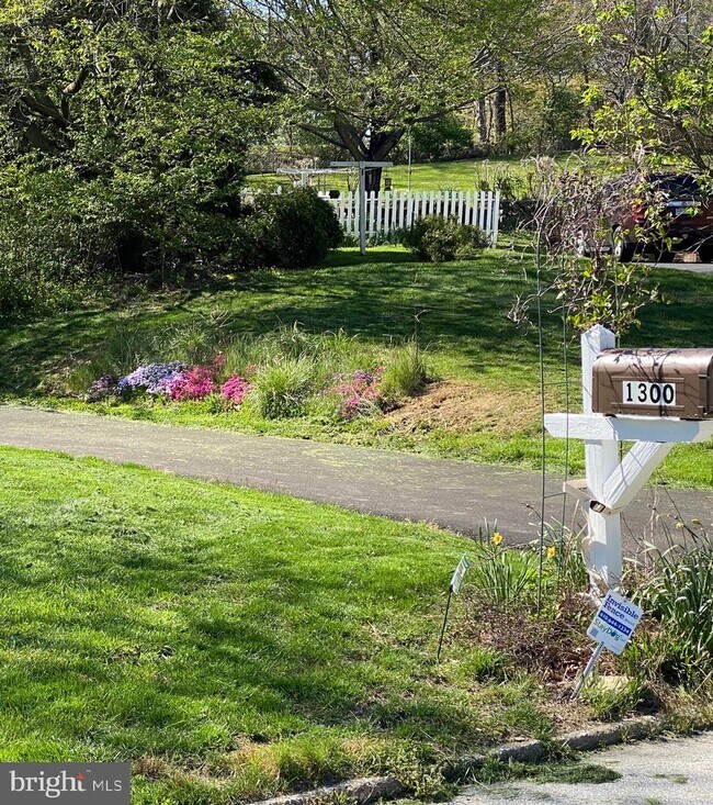 Building Photo - 1300 Green Tree Ln