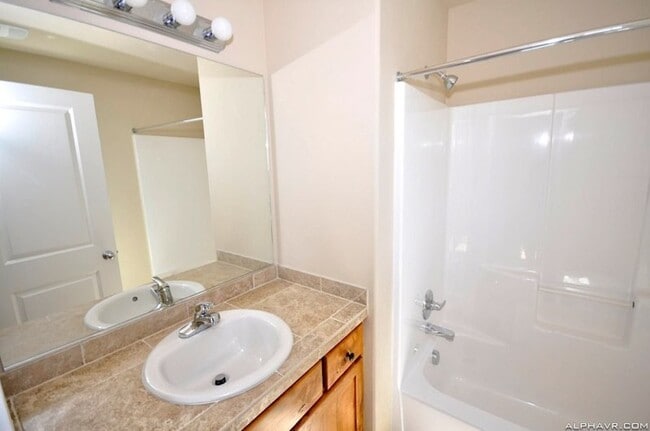 Foto del edificio - Craftsman Style Townhouse - 3 bedroom, 2.5 bath w/ Bonus Room - Attached Double Garage