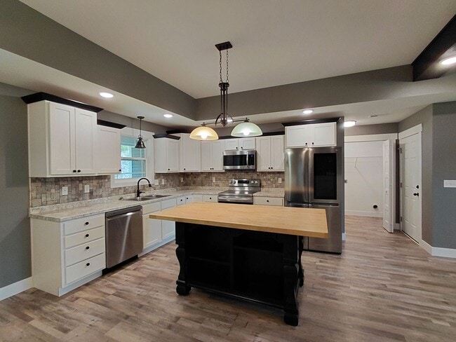 Building Photo - Beautiful home close to post