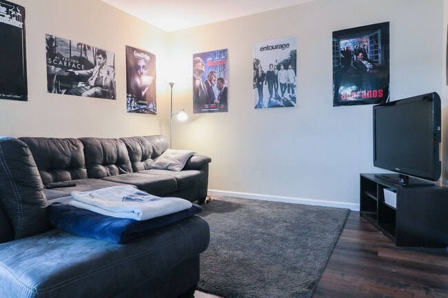 Building Photo - Kent Square Condo Unit 404