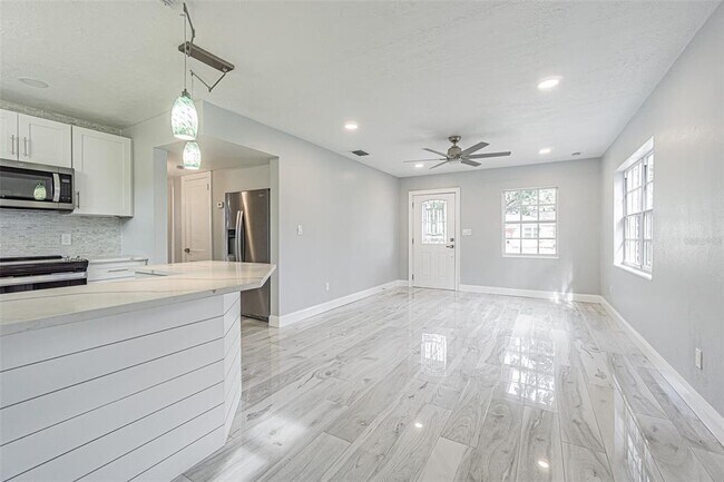 Building Photo - 4302 W Palmira Ave
