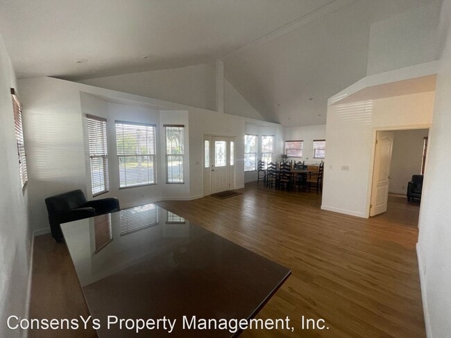 Building Photo - 3 br, 2 bath House - 201 W. Whiting Avenue