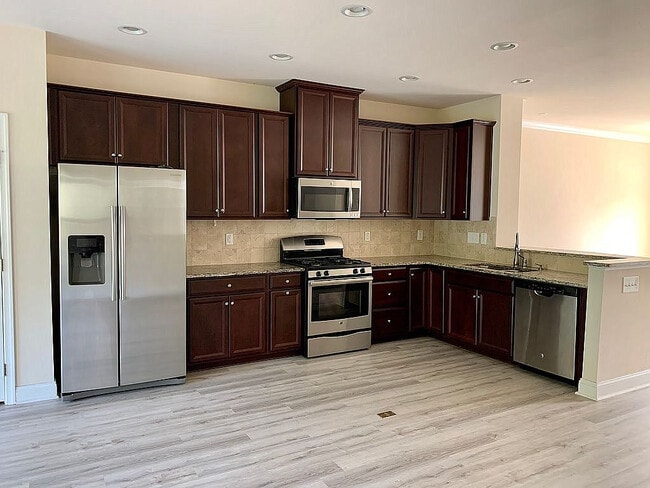 Building Photo - Room in Townhome on Suffield Way
