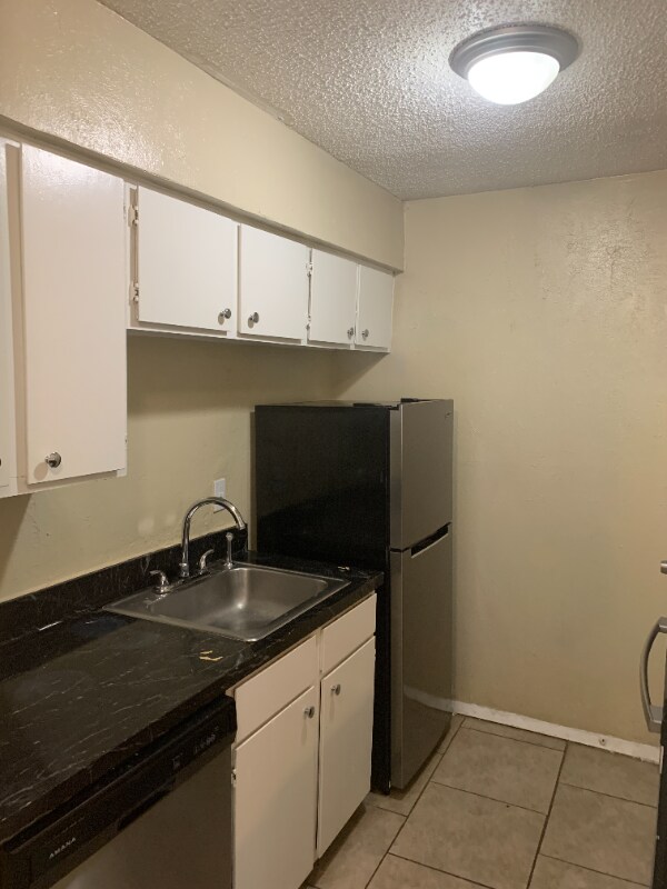 Foto principal - 8110 Skillman St