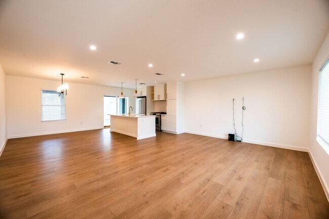 Building Photo - 7104 Twin Crest Dr