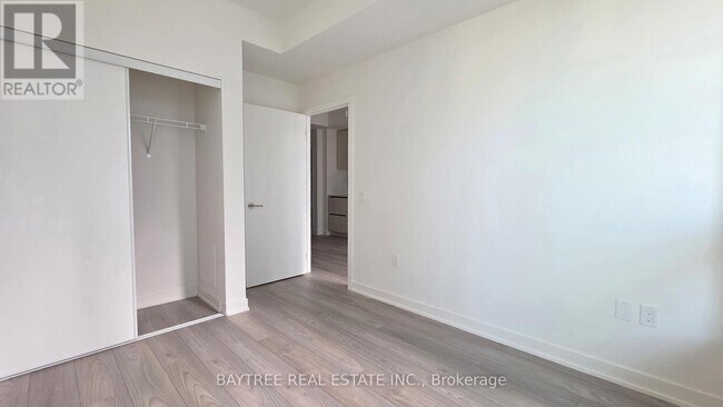 Photo du bâtiment - 110 Broadway Ave