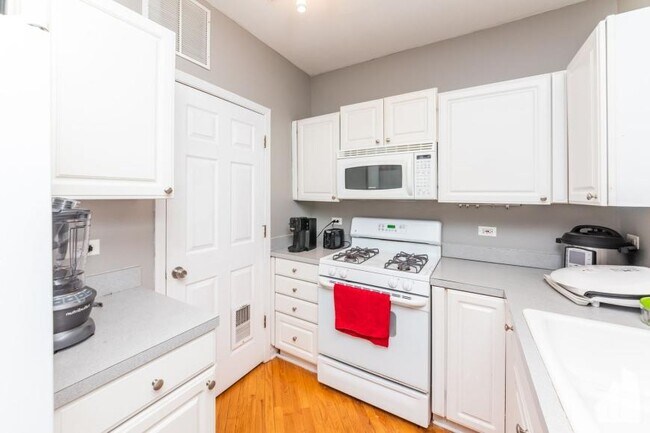 Building Photo - 2 bedroom in Chicago IL 60657